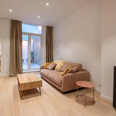 Stylish Coastal With Fireplace & Terrace In