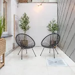 Stylish Coastal With Fireplace & Terrace In 公寓