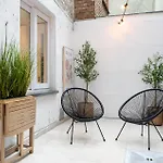 公寓 Stylish Coastal With Fireplace & Terrace In