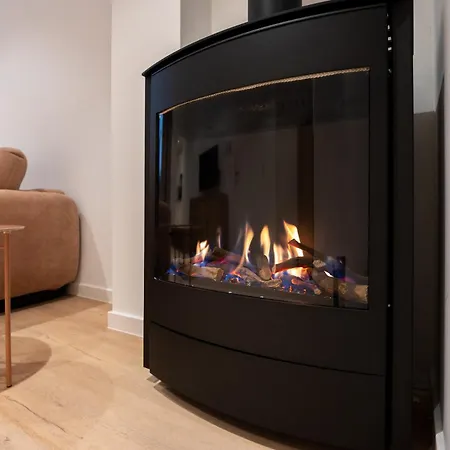 Stylish Coastal With Fireplace & Terrace In Apartment *
