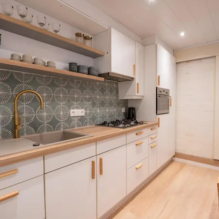 Stylish Coastal With Fireplace & Terrace In *