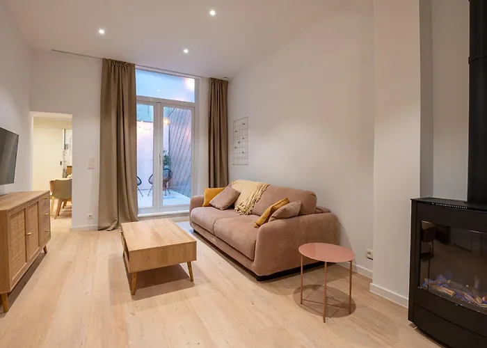 Stylish Coastal With Fireplace & Terrace In