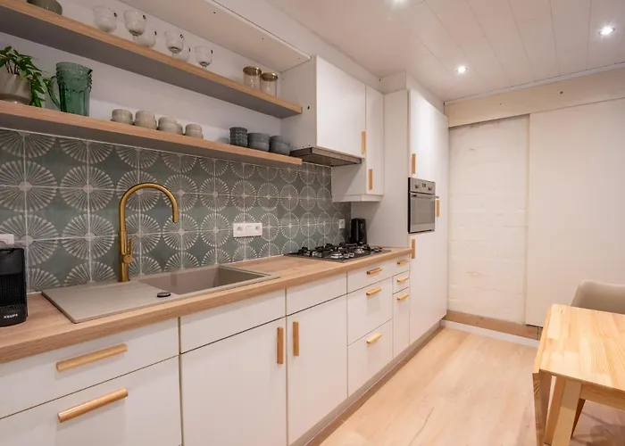 Stylish Coastal With Fireplace & Terrace In *