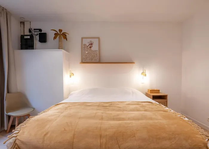 Apartment Stylish Coastal With Fireplace & Terrace In